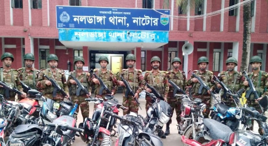 সেনাসদস্যদের দেখে সন্ত্রাসীরা ১১টি বাইক ফেলে পালাল